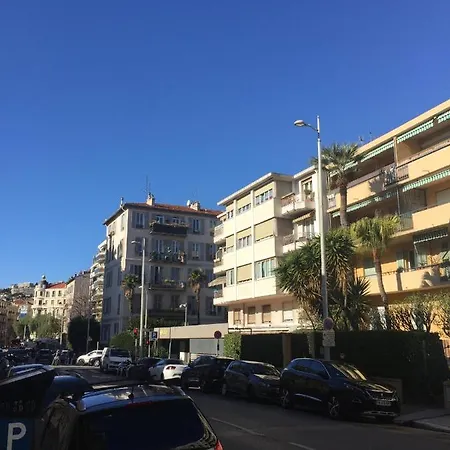 Apartment Spacieux Et Lumineux, En Plein Quartier Liberation