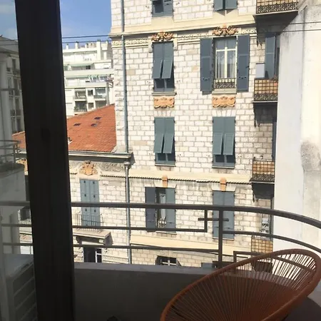 Apartment Spacieux Et Lumineux, En Plein Quartier Liberation *